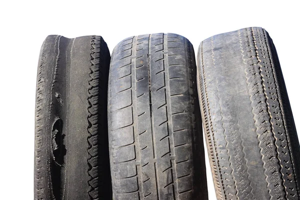 Alter Abgefahrener Reifen Neben Einem Anderen Alten Reifen Isoliert Auf — Stockfoto