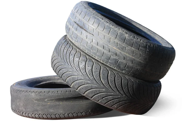 旧轮胎在另一个旧轮胎旁边磨损 以白色为背景隔离 作为从一些轮胎损坏轮胎的样本 图库图片