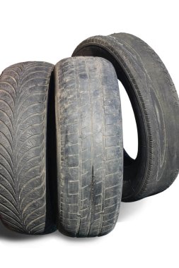 Bazı lastiklerin hasarlı lastik örneği olarak beyaz arka planda izole edilmiş başka bir eski lastiğin yanında eski yıpranmış lastik.