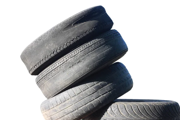 배경에 타이어 타이어가 타이어에서 손상된 타이어 샘플로 분리되어 — 스톡 사진