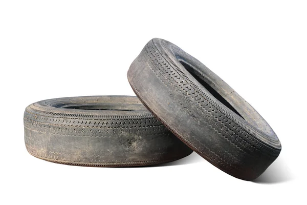 旧轮胎在另一个旧轮胎旁边磨损 以白色为背景隔离 作为从一些轮胎损坏轮胎的样本 — 图库照片