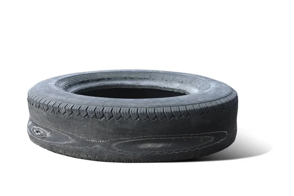 古い着用損傷タイヤ広告タイヤショップや車のタイヤショップのための損傷タイヤのパターンとして白の背景に隔離 — ストック写真