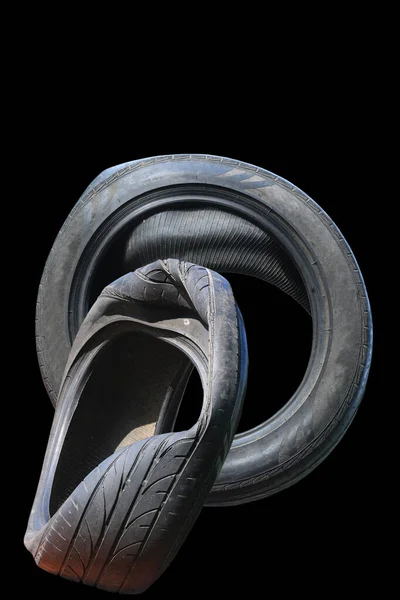 旧轮胎在另一个旧轮胎旁边磨损 用黑色底座隔离 作为从一些轮胎损坏轮胎的样本 — 图库照片