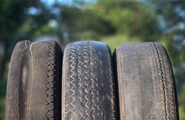 Eski hasarlı lastikler, lastik dükkanının veya araba lastiği dükkanının eski hasarlı lastikleri gibi.