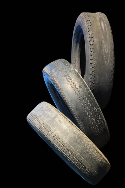 Alter Abgefahrener Reifen Neben Einem Anderen Alten Reifen Isoliert Auf — Stockfoto