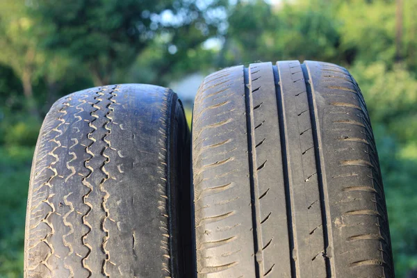 Alte Abgefahrene Reifen Als Muster Alter Beschädigter Reifen Für Werbe — Stockfoto