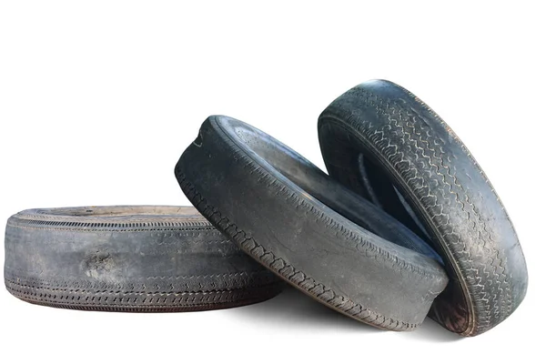 旧的磨损轮胎在白色背景下被隔离 作为轮胎商店或汽车轮胎商店广告的损坏轮胎样式 — 图库照片