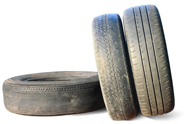 古い着用損傷タイヤ広告タイヤショップや車のタイヤショップのための損傷タイヤのパターンとして白の背景に隔離 — ストック写真