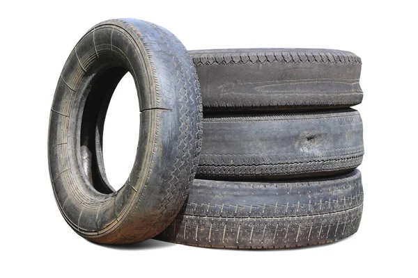 広告用タイヤショップや車のタイヤショップの損傷したタイヤのパターンとして白の背景に隔離された古い着用損傷したタイヤ — ストック写真