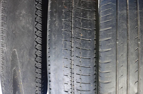 Alte Abgefahrene Reifen Als Muster Beschädigter Reifen Für Werbe Oder — Stockfoto