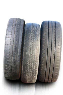 Eski hasarlı lastikler beyaz arka planda izole edilmiş. Tekerlek dükkanında veya araba lastiği dükkanında hasar görmüş.
