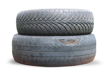 Eski hasarlı lastikler beyaz arka planda izole edilmiş. Tekerlek dükkanında veya araba lastiği dükkanında hasar görmüş.