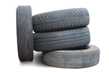 Eski hasarlı lastikler beyaz arka planda izole edilmiş. Tekerlek dükkanında veya araba lastiği dükkanında hasar görmüş.