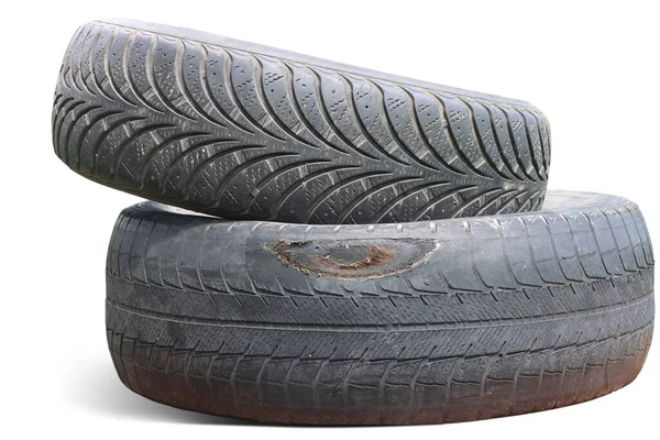 広告用タイヤショップや車のタイヤショップの損傷したタイヤのパターンとして白の背景に隔離された古い着用損傷したタイヤ — ストック写真