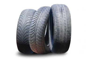 Eski hasarlı lastikler beyaz arka planda izole edilmiş. Tekerlek dükkanında veya araba lastiği dükkanında hasar görmüş.