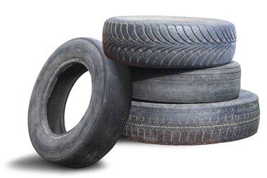 Eski hasarlı lastikler beyaz arka planda izole edilmiş. Tekerlek dükkanında veya araba lastiği dükkanında hasar görmüş.