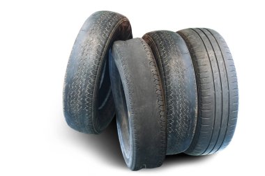 Eski hasarlı lastikler beyaz arka planda izole edilmiş. Tekerlek dükkanında veya araba lastiği dükkanında hasar görmüş.