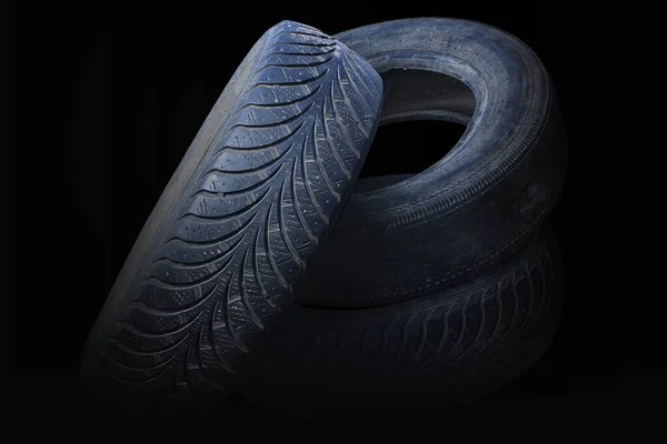 旧的磨损轮胎 作为轮胎商店或汽车轮胎商店广告的损坏轮胎样式 — 图库照片