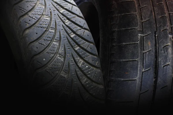 Viejos Neumáticos Dañados Desgastados Como Patrón Neumático Dañado Para Publicidad Fotos de stock libres de derechos