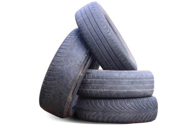 Eski hasarlı lastikler beyaz arka planda izole edilmiş. Tekerlek dükkanında veya araba lastiği dükkanında hasar görmüş.