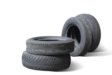 Eski hasarlı lastikler beyaz arka planda izole edilmiş. Tekerlek dükkanında veya araba lastiği dükkanında hasar görmüş.
