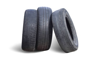 Eski hasarlı lastikler beyaz arka planda izole edilmiş. Tekerlek dükkanında veya araba lastiği dükkanında hasar görmüş.