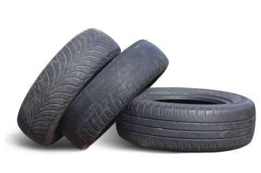 Eski hasarlı lastikler beyaz arka planda izole edilmiş. Tekerlek dükkanında veya araba lastiği dükkanında hasar görmüş.