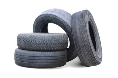 Eski hasarlı lastikler beyaz arka planda izole edilmiş. Tekerlek dükkanında veya araba lastiği dükkanında hasar görmüş.