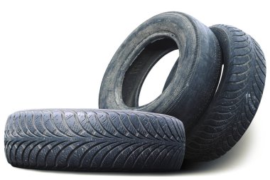 Eski hasarlı lastikler beyaz arka planda izole edilmiş. Tekerlek dükkanında veya araba lastiği dükkanında hasar görmüş.