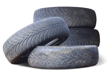 Eski hasarlı lastikler beyaz arka planda izole edilmiş. Tekerlek dükkanında veya araba lastiği dükkanında hasar görmüş.