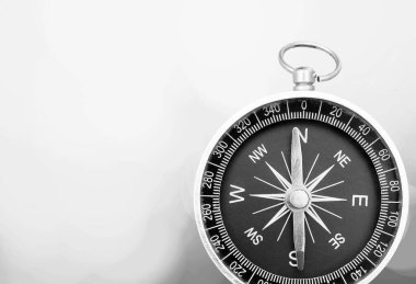 Pusula ile turizmin sembolü olarak siyah ve beyaz fotoğraf, pusula ile seyahat ve pusula ile açık hava aktiviteleri