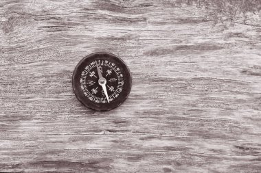 Pusula ile turizmin sembolü olarak siyah ve beyaz fotoğraf, pusula ile seyahat ve pusula ile açık hava aktiviteleri