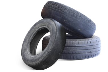 Eski hasarlı lastikler beyaz arka planda izole edilmiş. Tekerlek dükkanında veya araba lastiği dükkanında hasar görmüş.