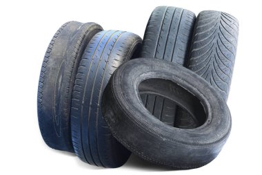 Eski hasarlı lastikler beyaz arka planda izole edilmiş. Tekerlek dükkanında veya araba lastiği dükkanında hasar görmüş.