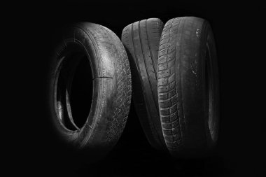 Lastik dükkanında veya araba lastiği dükkanında hasarlı lastik olarak izole edilmiş eski yıpranmış lastikler