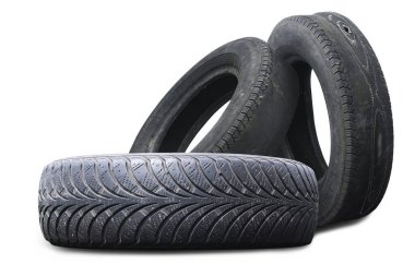 Eski hasarlı lastikler beyaz arka planda izole edilmiş. Tekerlek dükkanında veya araba lastiği dükkanında hasar görmüş.