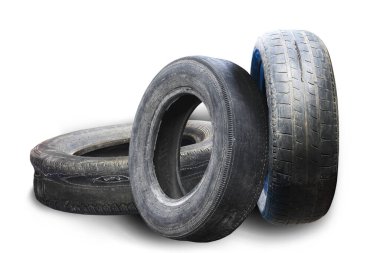 Eski hasarlı lastikler beyaz arka planda izole edilmiş. Tekerlek dükkanında veya araba lastiği dükkanında hasar görmüş.