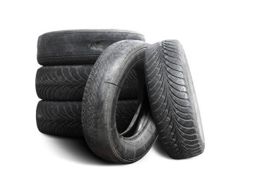 Eski hasarlı lastikler beyaz arka planda izole edilmiş. Tekerlek dükkanında veya araba lastiği dükkanında hasar görmüş.
