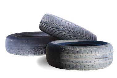 Eski hasarlı lastikler beyaz arka planda izole edilmiş. Tekerlek dükkanında veya araba lastiği dükkanında hasar görmüş.