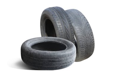 Eski hasarlı lastikler beyaz arka planda izole edilmiş. Tekerlek dükkanında veya araba lastiği dükkanında hasar görmüş.