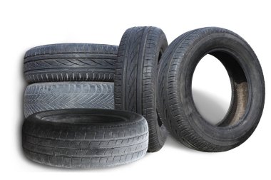 Eski hasarlı lastikler beyaz arka planda izole edilmiş. Tekerlek dükkanında veya araba lastiği dükkanında hasar görmüş.