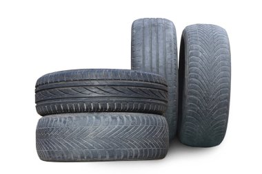 Eski hasarlı lastikler beyaz arka planda izole edilmiş. Tekerlek dükkanında veya araba lastiği dükkanında hasar görmüş.