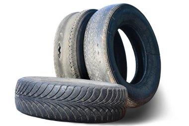 Eski hasarlı lastikler beyaz arka planda izole edilmiş. Tekerlek dükkanında veya araba lastiği dükkanında hasar görmüş.