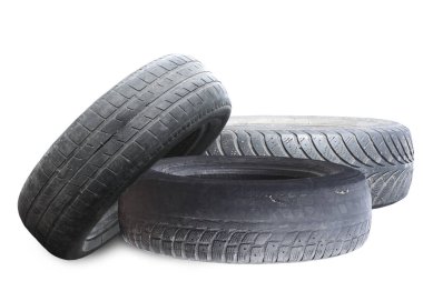 Eski hasarlı lastikler beyaz arka planda izole edilmiş. Tekerlek dükkanında veya araba lastiği dükkanında hasar görmüş.