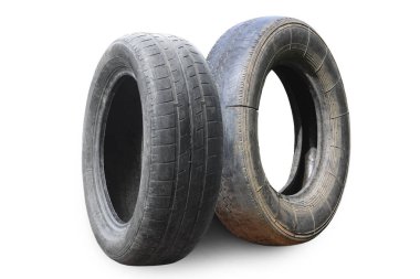 Eski hasarlı lastikler beyaz arka planda izole edilmiş. Tekerlek dükkanında veya araba lastiği dükkanında hasar görmüş.