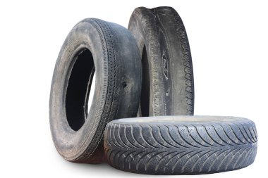 Eski hasarlı lastikler beyaz arka planda izole edilmiş. Tekerlek dükkanında veya araba lastiği dükkanında hasar görmüş.
