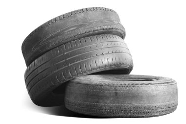 Eski hasarlı lastikler beyaz arka planda izole edilmiş. Tekerlek dükkanında veya araba lastiği dükkanında hasar görmüş.