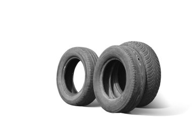 Eski hasarlı lastikler beyaz arka planda izole edilmiş. Tekerlek dükkanında veya araba lastiği dükkanında hasar görmüş.