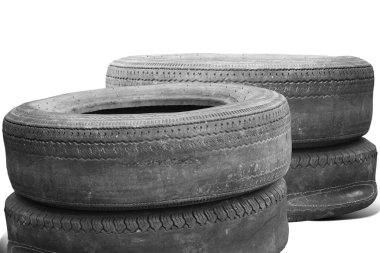 Eski hasarlı lastikler beyaz arka planda izole edilmiş. Tekerlek dükkanında veya araba lastiği dükkanında hasar görmüş.