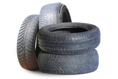 Eski hasarlı lastikler beyaz arka planda izole edilmiş. Tekerlek dükkanında veya araba lastiği dükkanında hasar görmüş.